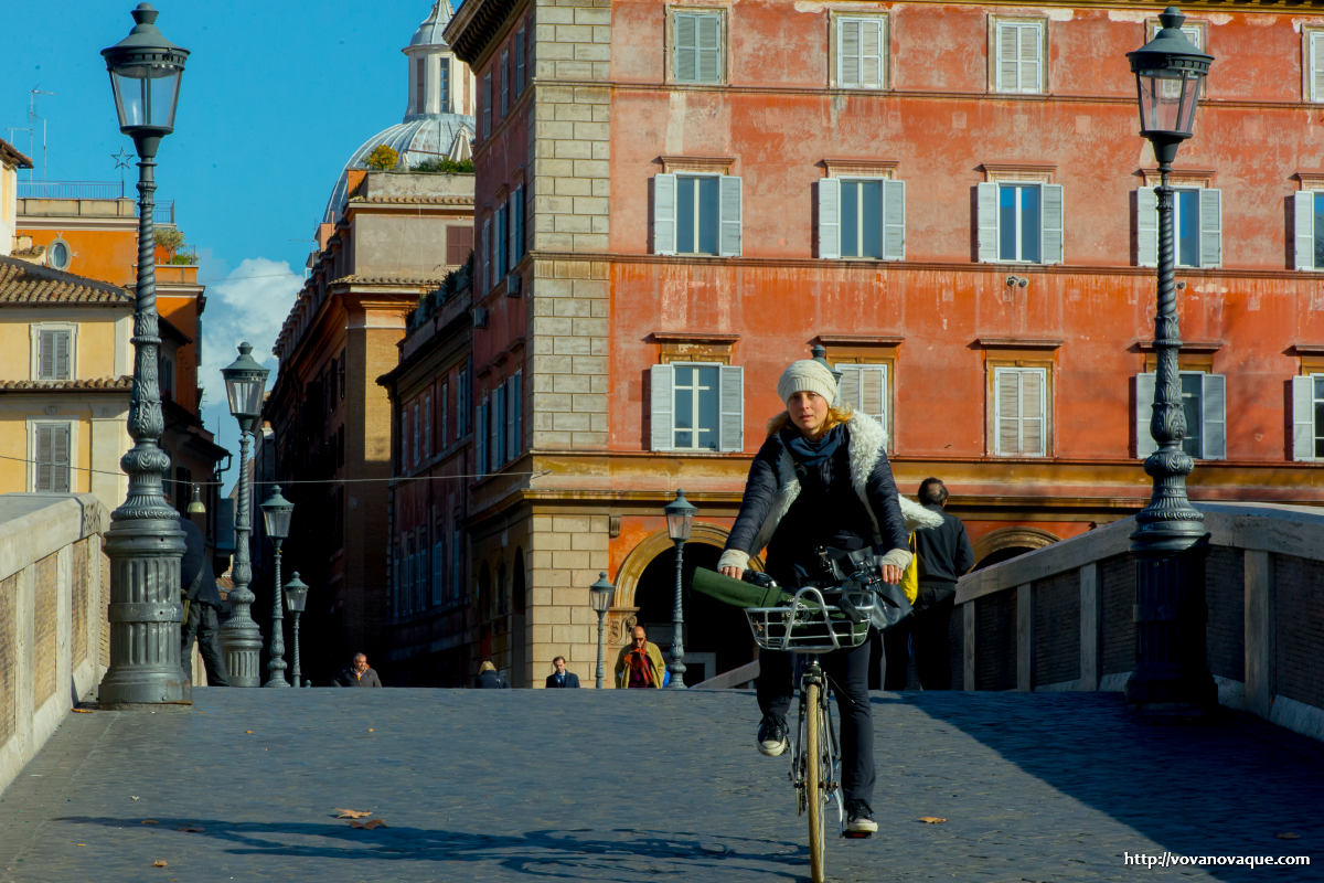 Do people ride bicycles in Rome
