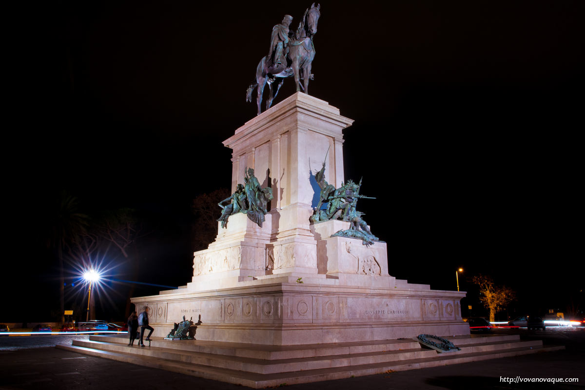 Juseppe Garibaldi monument in Rome at night