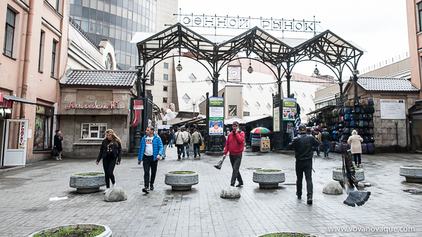 Sennoy market in St Petersburg gate