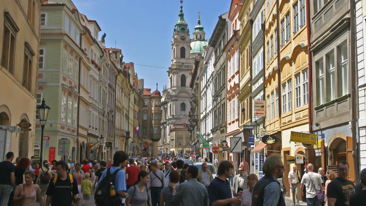 is it safe to travel to Prague alone