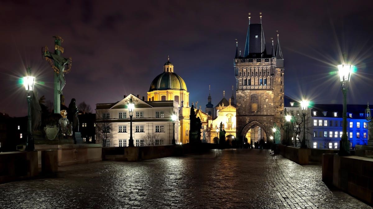 What to do in Prague at night: night city tour