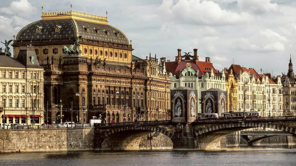 Regen in Prag - Nationaltheater